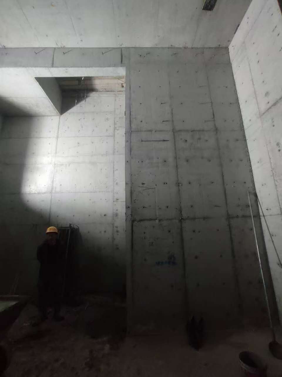 长宁墙上开槽钢筋断了有影响吗
